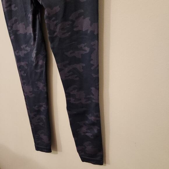 SPANX Look At Me Now Seamless Black Camo Leggings Size Medium - Picture 4 of 10